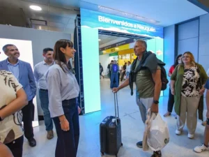 Neuquén fortalece su conectividad internacional con el primer vuelo directo desde Santiago de Chile