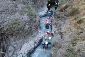 Neuquén: Cajón del Covunco, donde el agua tibia atraviesa la roca en el norte profundo