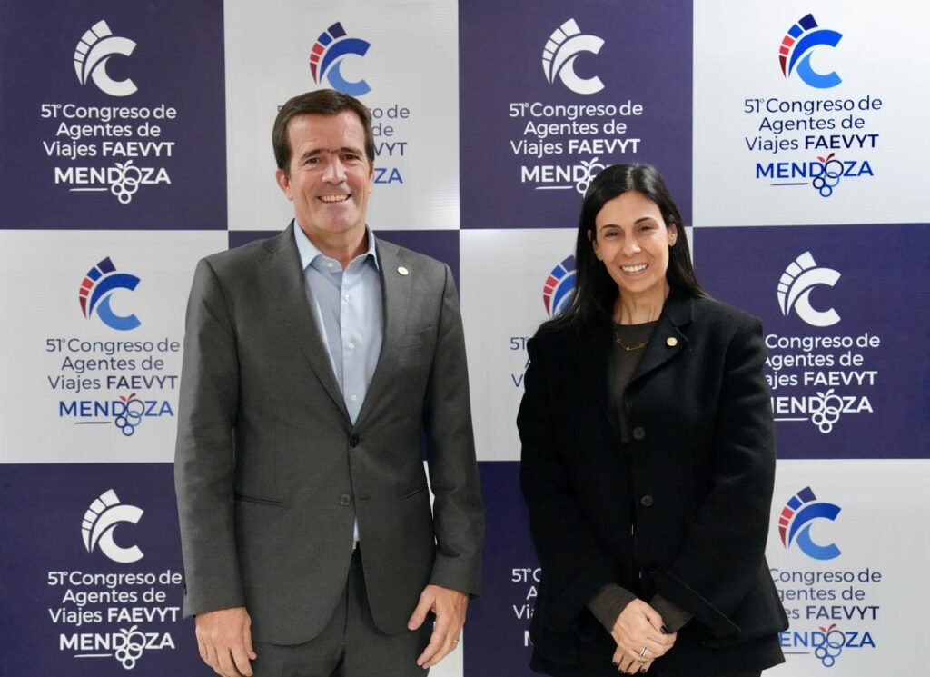 Andrés Deyá con la presidenta de la Cámara Argentina de Turismo, Laura Teruel
