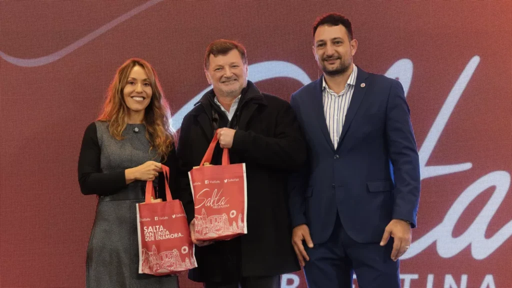 Laura Alcorta, Horacio Reppucci (secretario de la Cámara Argentina de Turismo) y Juan Assaf (presidente de la Cámara de Turismo de Salta)