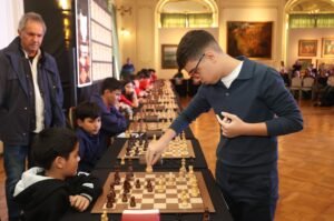 El Gran Maestro Faustino Oro comenzó en Tigre una serie de partidas simultáneas promocionales en el país