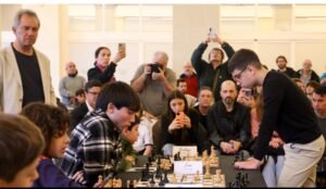 Facundo Oro expuso su talento ajedrecístico en Mar del Plata en el marco de partidas simultáneas promocionales