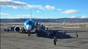 Chubut recibe el vuelo inaugural entre Córdoba y Esquel y fortalece la promoción turística de la cordillera
