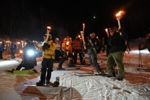 Fin del Mundo: Emotiva bajada de antorchas en el Cerro Martial ante una multitud